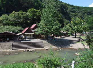 竜門の滝キャンプ場は滝の下、松木川そばにある