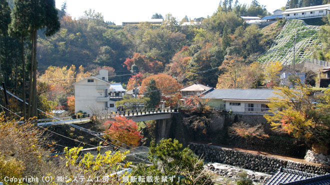 筌ノ口温泉には旅館が３軒あり、秋には河岸の紅葉が美しい