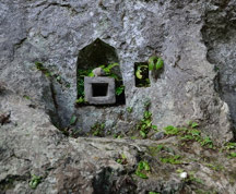 岩壁に彫られた石窟（せっくつ）