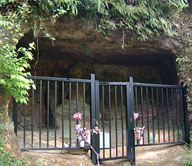 高瀬石仏は奥行き 1.5m の石窟の中に石仏はある