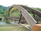 高瀬石仏近くの七瀬川自然公園にある木製アーチ橋「三日月橋」