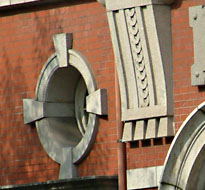 赤レンガ館の１階上部の丸小窓