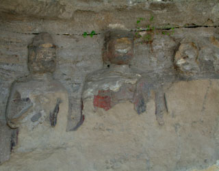 岩屋寺石。左より菩薩立像、如来像、菩薩立像