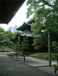万寿寺境内にはいろいろな建物が並ぶ