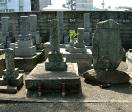 瀧廉太郎の墓（中央）