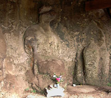 元町石仏の本尊の隣の棟にある風化が激しい石仏