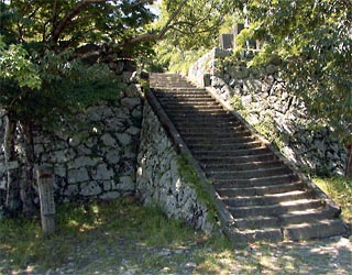佐伯市の佐伯城（鶴屋城）本丸跡に通じる石段