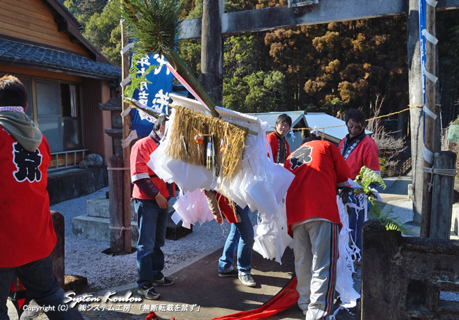 熊野神社の大幣（おおべい）を熊野神社の鳥居に立て、「すみつけ祭り」は終了する