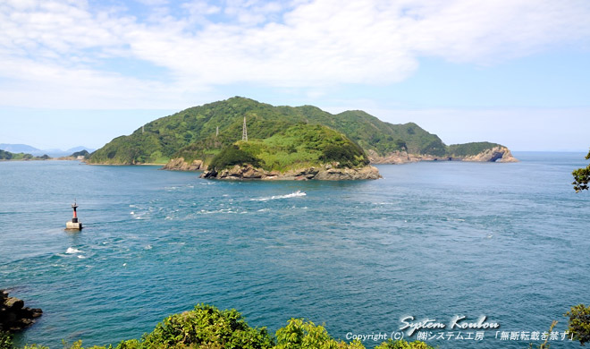 鶴御崎の沖にある大島との間の海峡「元の間海峡」。右端には岩にポッカリ穴のあいた「壇の窓」が見える