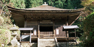 宝形造り（ほうぎょづくり）の神角寺本堂