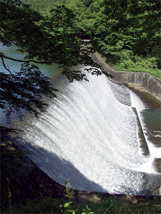水の流れが美しい白水溜池堰堤（白水ダム）