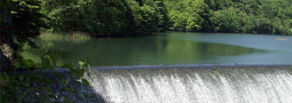 白水溜池堰堤（白水ダム）は山間の静かな溜池