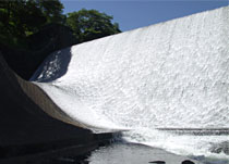 白水溜池堰堤（白水ダム）を流れ落ちる水はスダレのようで清涼感満点