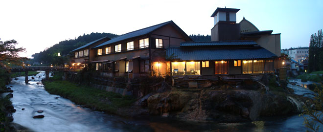 芹川が蛇行する一等地に建っている長湯温泉を代表する老舗旅館「大丸旅館」
