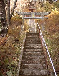 菅尾磨崖仏（菅尾石仏）は１００段ばかりの石段の上にある