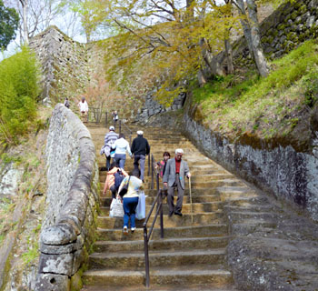 岡城の大手門に続く石段