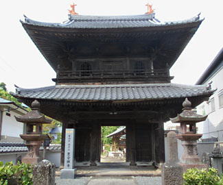 豊音寺の二重門（1849年建立で江戸時代後期の代表作品で県下でもめずらしい）