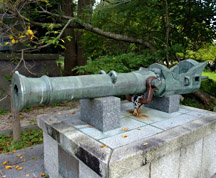 大砲。我が国で最初に大砲を使ったのが大友宗麟だった。「国をも崩す」という意味から当時「国崩し」と呼ばれていた