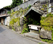 金比羅井戸は昔には、飲料水や生活水として広く使われていた臼杵の名水であったらしい。今は使われていない。