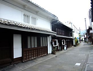 野上弥生子の生家は酒造業を営む小手川酒造（手前の家）
