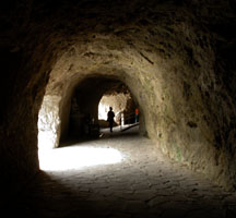 今も残る素堀のトンネル