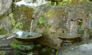 「東奥山七福神」そばの展望台横に人気の「招福の水」がある