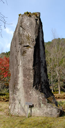 高さ6mもある幸田の巨石