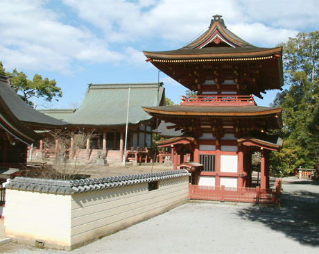 薦神社の本殿と神門