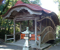 薦神社にある屋根付きの木橋