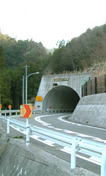 「メイプルファームロード耶馬」はトンネルが掘られ快適な道である