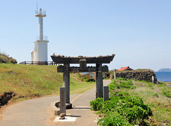 波戸岬灯台と赤い屋根の岬神社