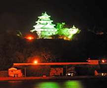夜間照明に浮かぶ唐津城