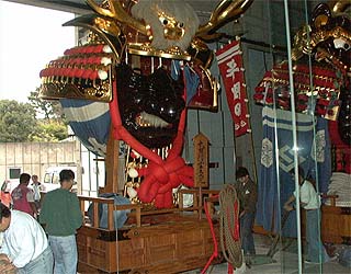 唐津市最大の祭りである「唐津くんち」で使用される14台の曳山（ひきやま）を展示している「ひきやま展示場」