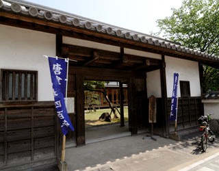 埋門ノ館（うずめもんのやかた）…茶道、華道、舞踊、能など市民の文化及び社会教育活動の場として利用する館です。日本庭園を備えた城下町らしい佇まいの館です。