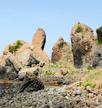 崩落危険のため立入禁止となっている湊の立神岩