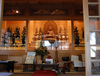 薬師堂内部には仏像がたくさん安置されている