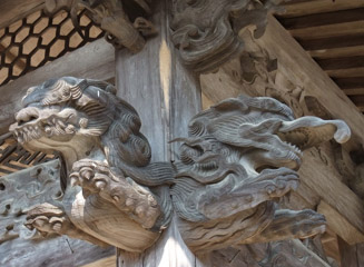 講堂の入口の彫刻