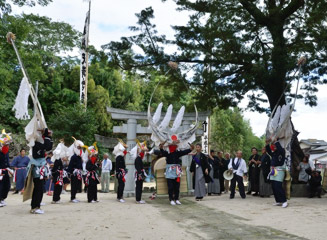 【12:46頃】 老松神社での天衝舞（てんつくまい）が始まります