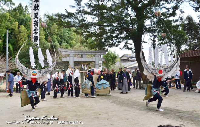【14:30頃】 老松神社境内では１日目と同じ手順で浮立が奉納されます