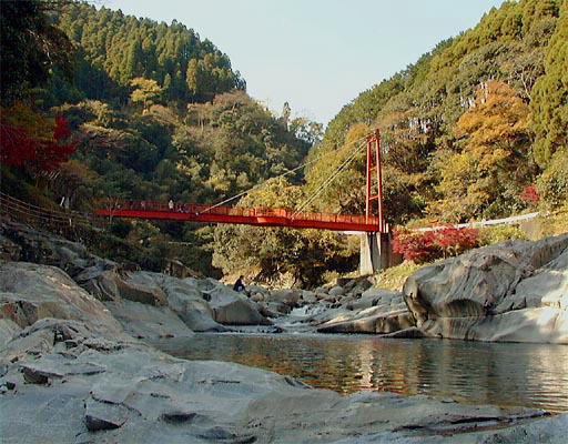 雄淵雌淵公園には赤い鳴瀬橋があり渓谷に映える