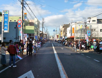 【9:40頃】Ｊ１昇格パレードのある佐賀県鳥栖市の本通筋商店街