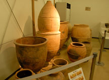 吉野ヶ里歴史公園の展示館に展示されている甕棺（かめかん）