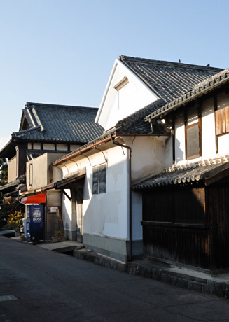 この通りで最も大きい呉竹酒造の母屋と土蔵