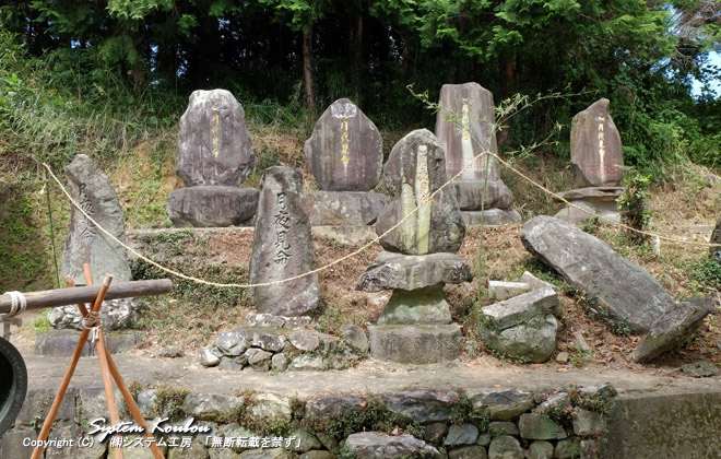 「嘉瀬ノ浦・鎮守神社」の境内には「月夜見命」という碑がたくさんある