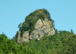 黒髪山にある天童岩