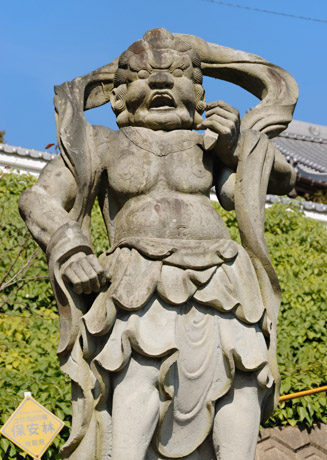 高さ240cm 塩田石で刻んだ大きな仁王像は細かいところまでよく彫刻されており、塩田を代表する名作