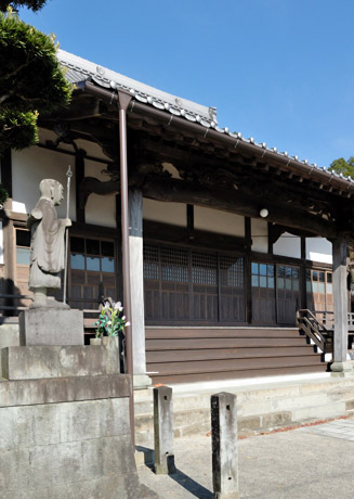 弘法大師像と常在寺の本堂