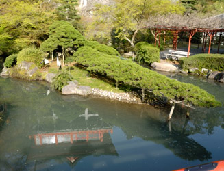 太鼓橋の架かる池と庭