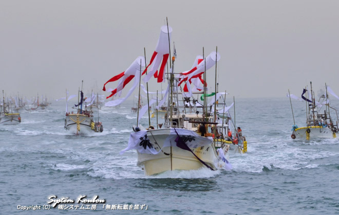 のぼりや紅白の旗やをなびかせ約80隻の船が合戦模様を再現する「源平船合戦」