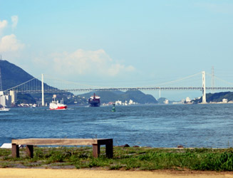 巌流島北部の海岸から正面に関門橋が見える